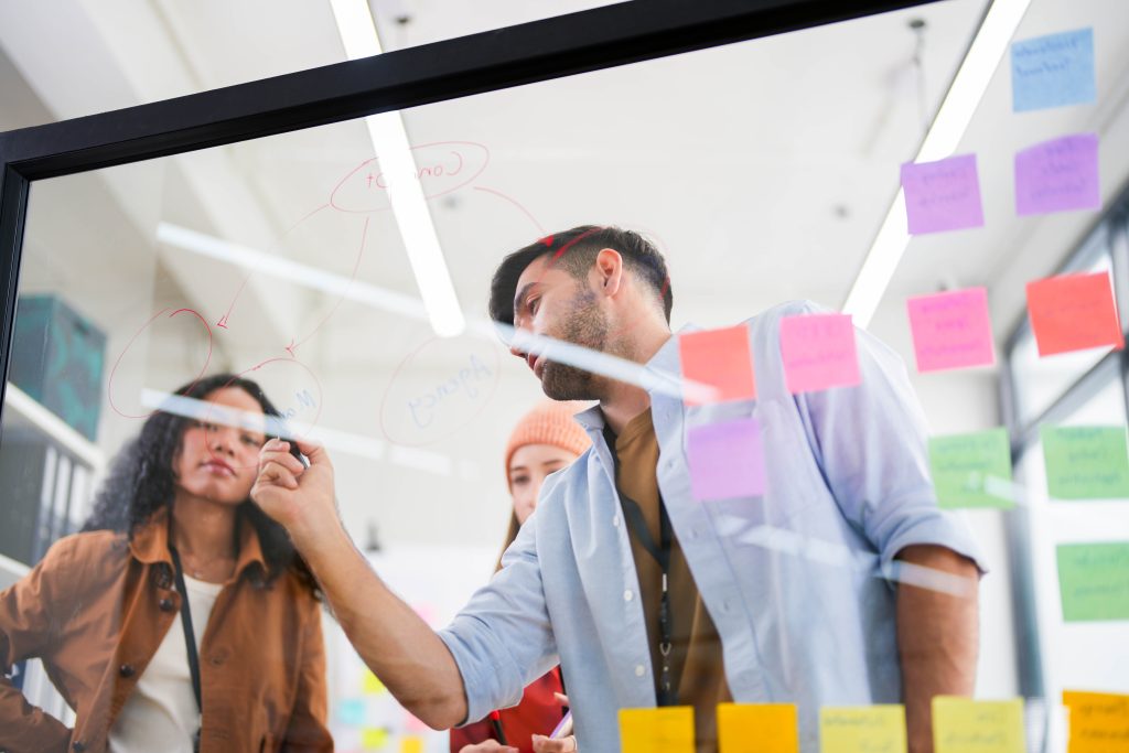Dynamic,Brainstorming,Session,With,A,Focused,Team,Using,A,Transparent